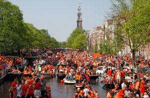 Grachten van Amsterdam tijdens Koningsdag 2018